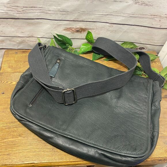 Crate Barrel Soft Leather Messenger Bag Travel Computer Tablet IPad Compartments - Picture 1 of 9